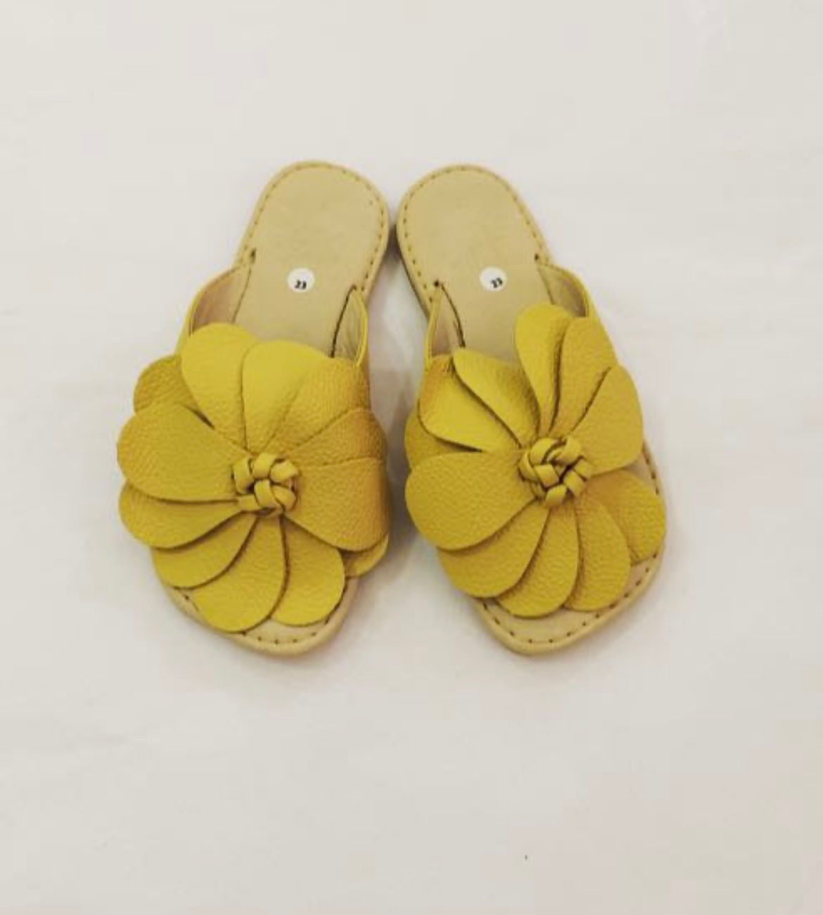 Sandália flor couro amarelo