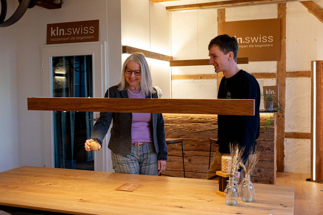 Lampen & Tisch Ausstellung in der Schreinerei in Kehrsatz