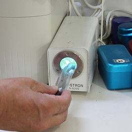 ハイストロンは紫外線を使って効果的に菌を殺す機械。広い範囲を自動的に殺菌し、安全で環境にやさしい滅菌器です。