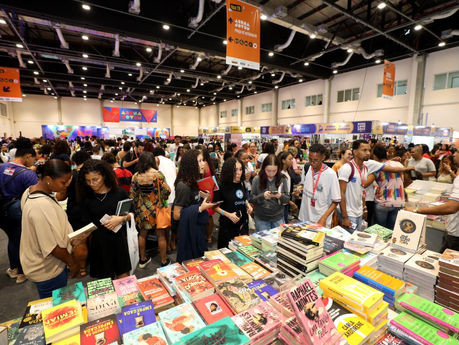Bienal do Livro Bahia 2026 começa e fortalece políticas de incentivo à leitura