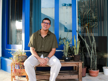 Léo Rocha estreia em carreira solo com o álbum 'Um Tanto de Tudo Que Vejo'