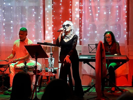 "Pôr do Sol em Paris": Lussy Dinniz canta clássicos da música francesa no Rio Vermelho