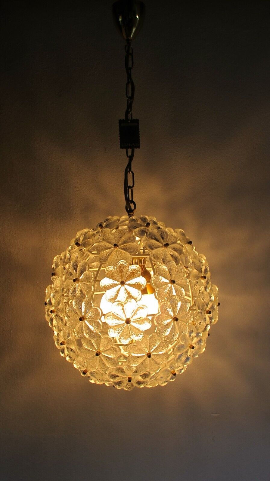 Florale Hängelampe Ernst Palme crystal glass chandelier Kugel Blütenlampe 70er