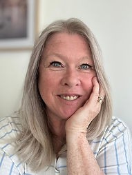 Portrait de Cathy Henry femme blonde et souriante