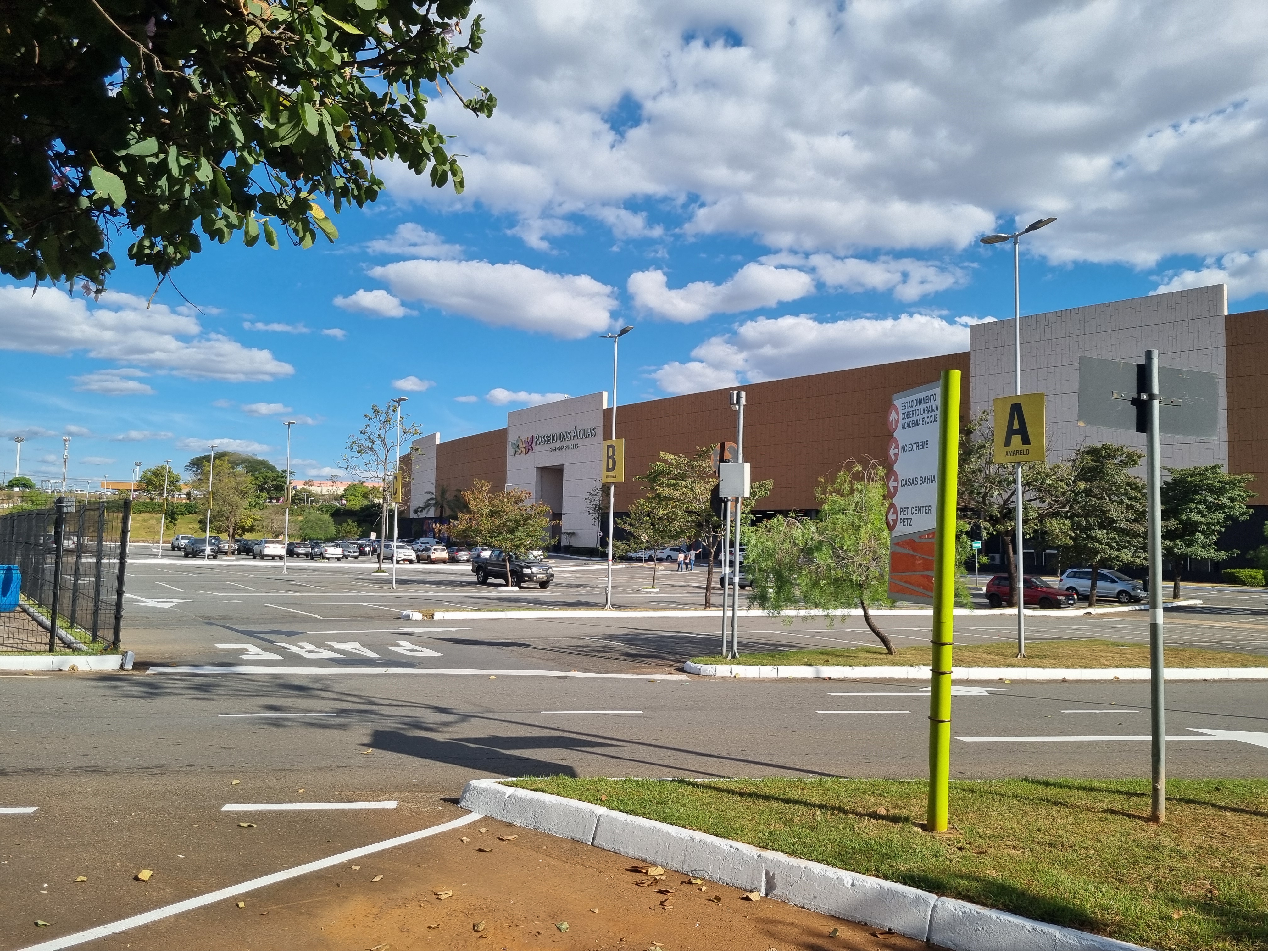 Estacionamento do Passeio das Águas Shopping, Goiânia, em maio de 2025