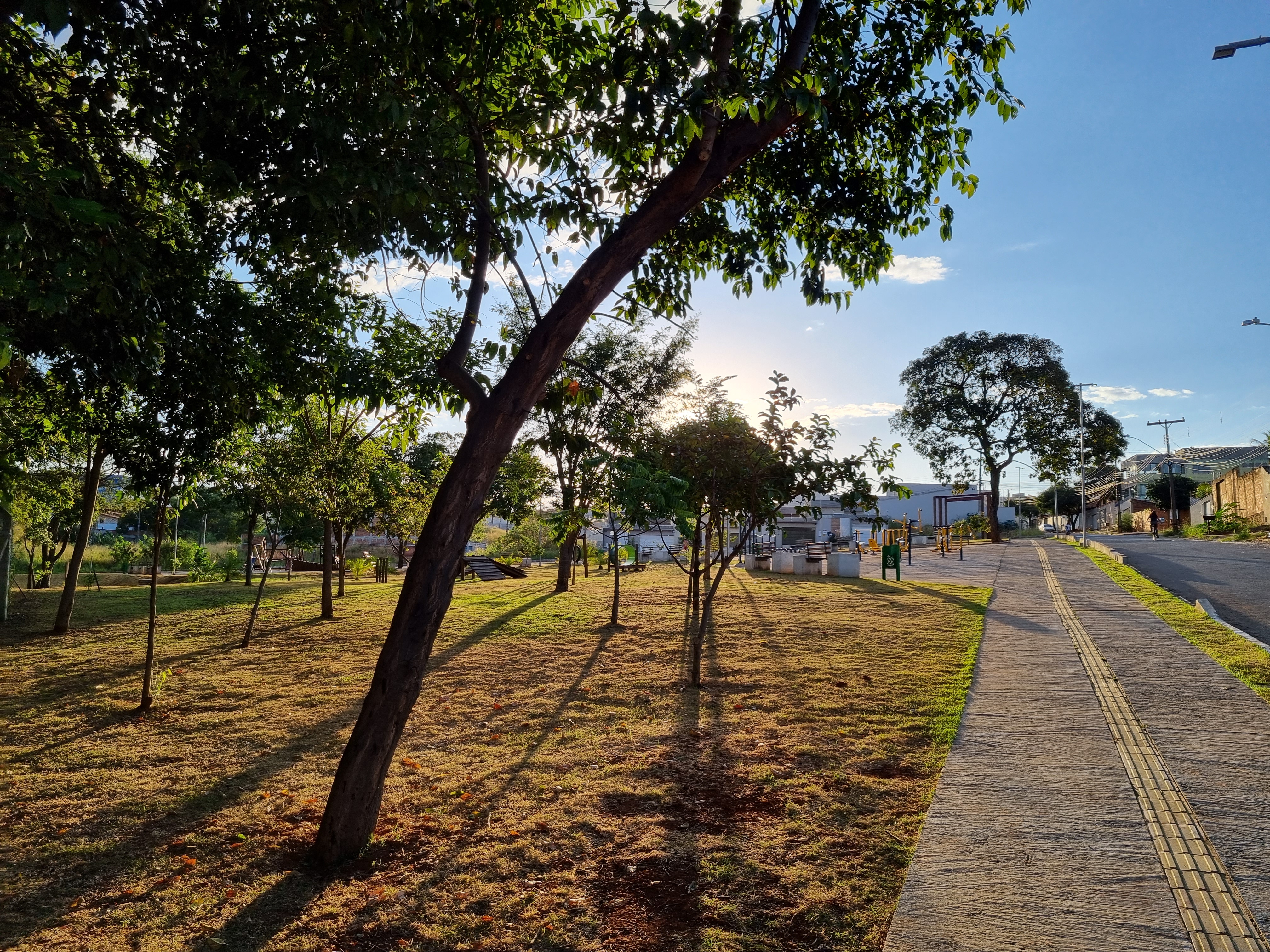 Rua FL-46 and its plaza in Parque das Flores, Goiânia, June 12, 2023