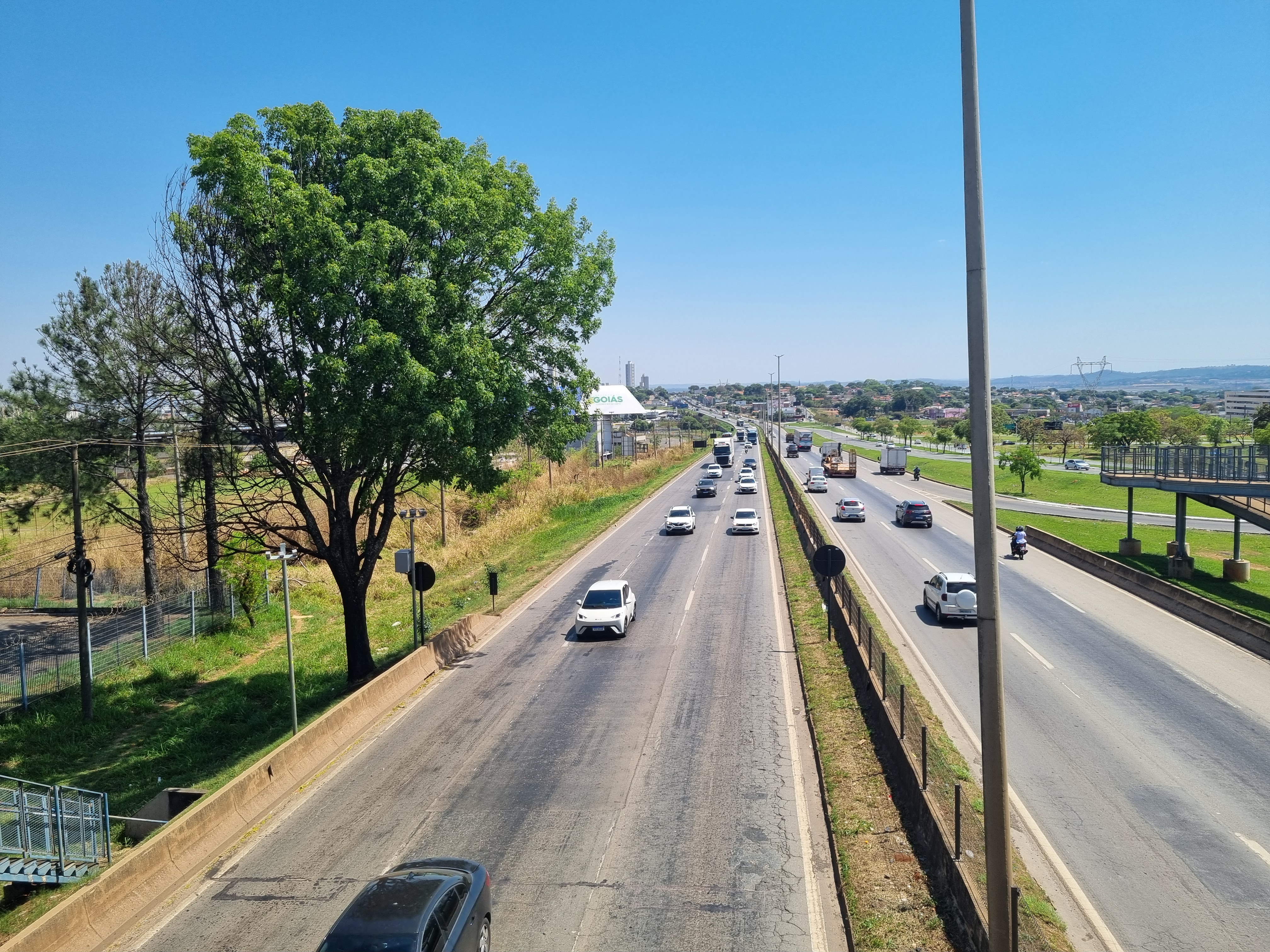 Vista da BR-153 a partir de passarela no Jardim Goiás, Goiânia, em outubro de 2025