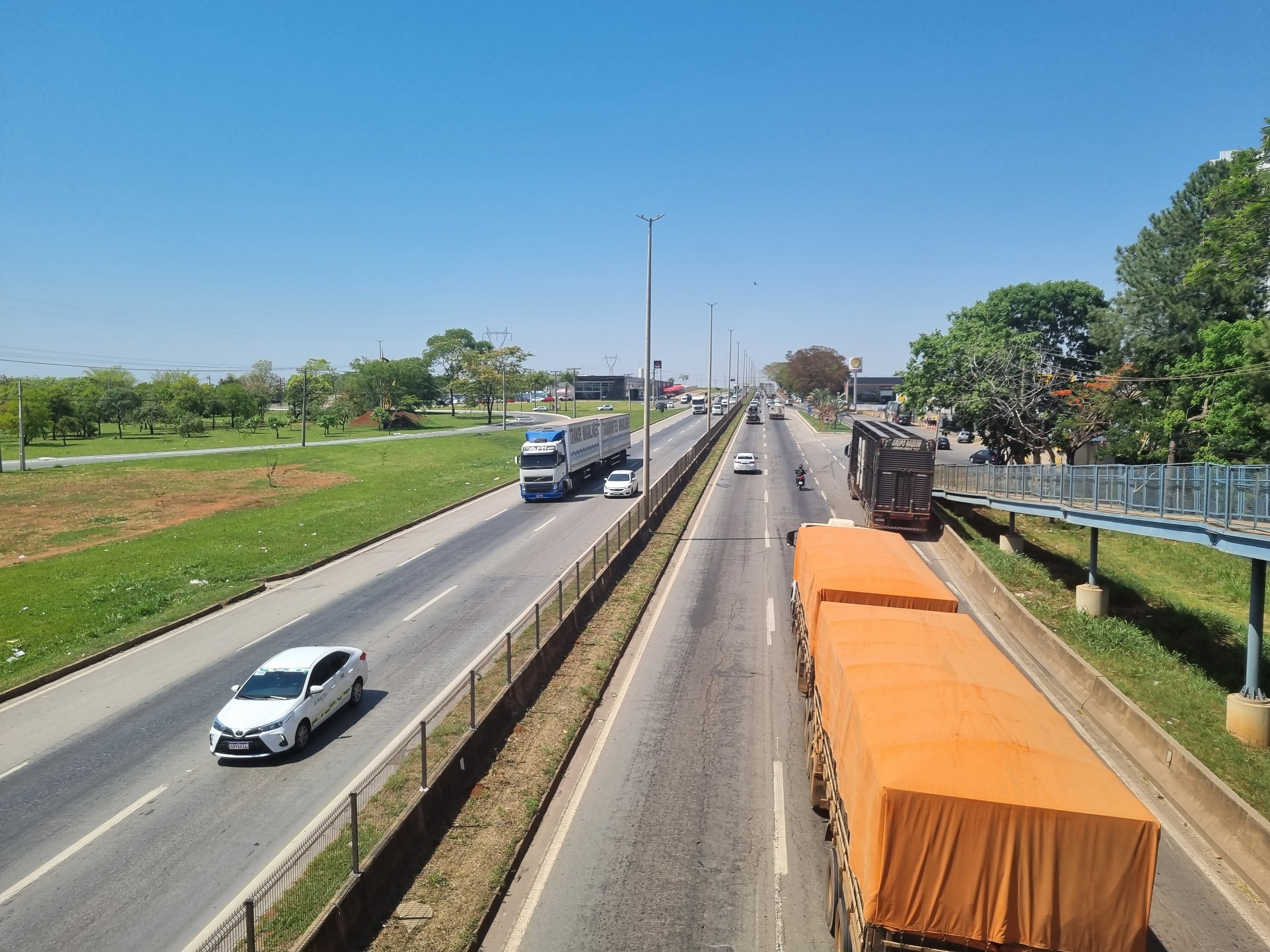 View of BR-153 from a footbridge in Jardim Goiás, Goiânia, October 2025