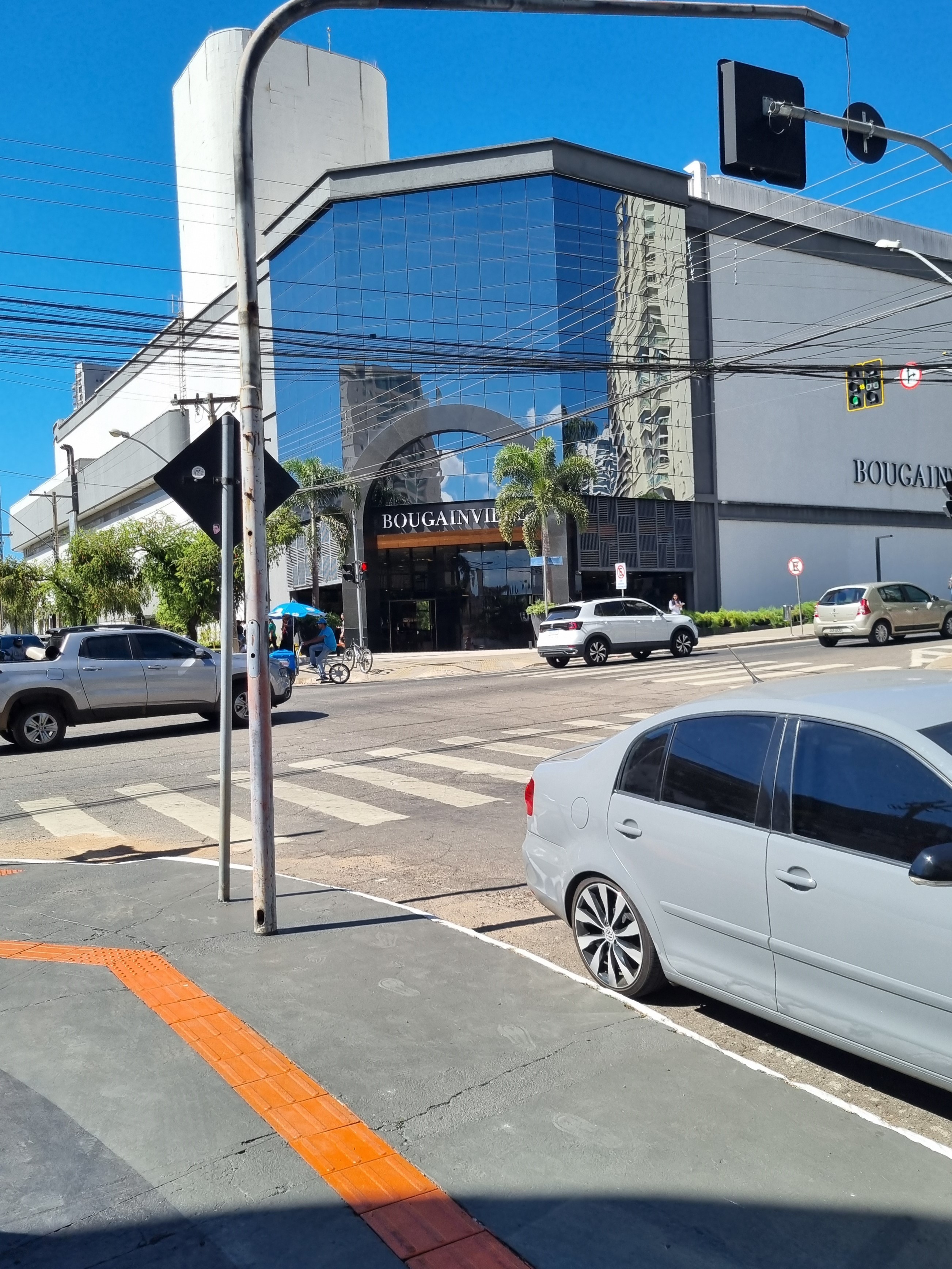Front view of Shopping Bougainville in Goiânia, June 2024
