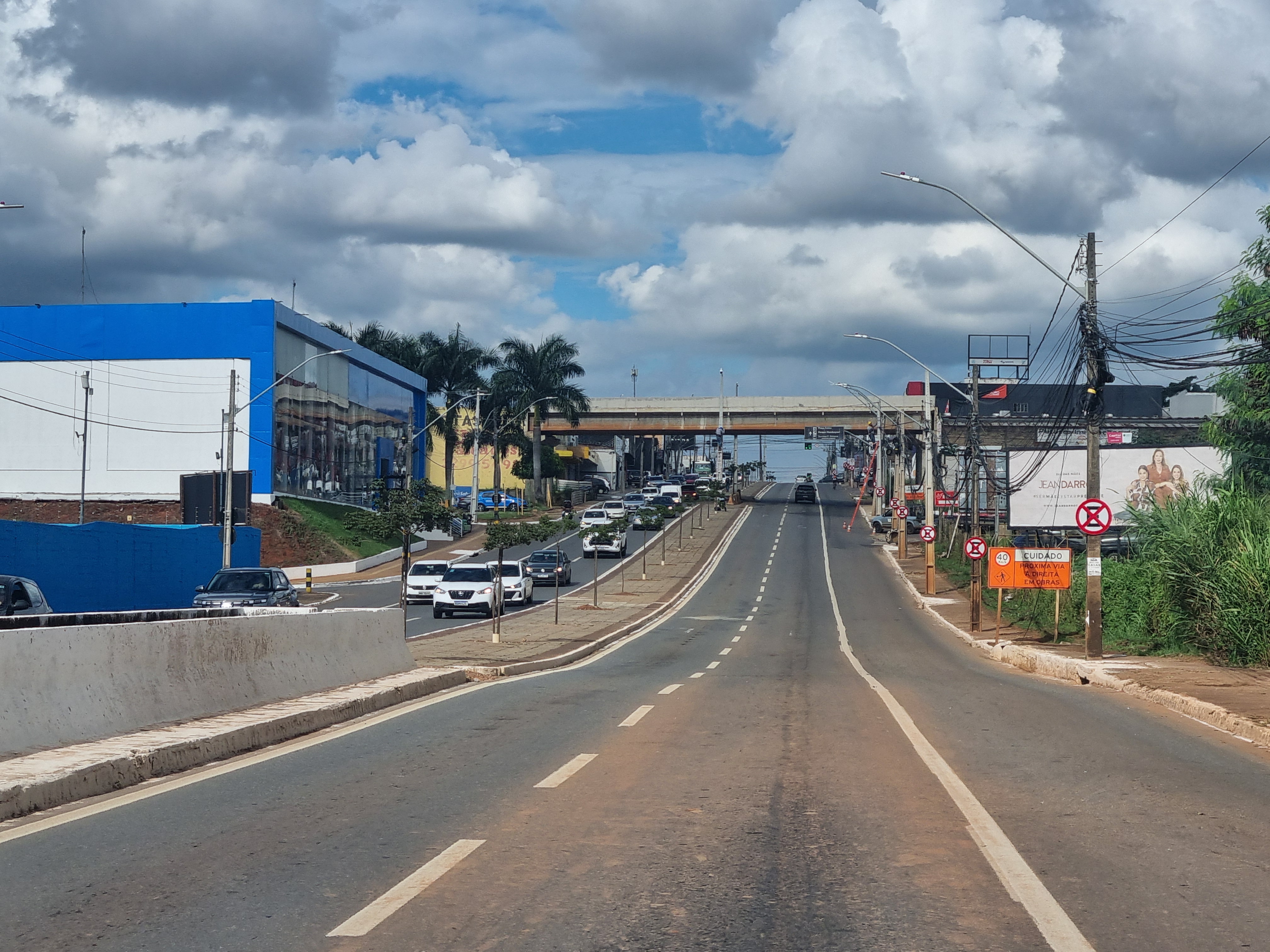 Avenida Castelo Branco no bairro São Francisco, Goiânia, em abril de 2025