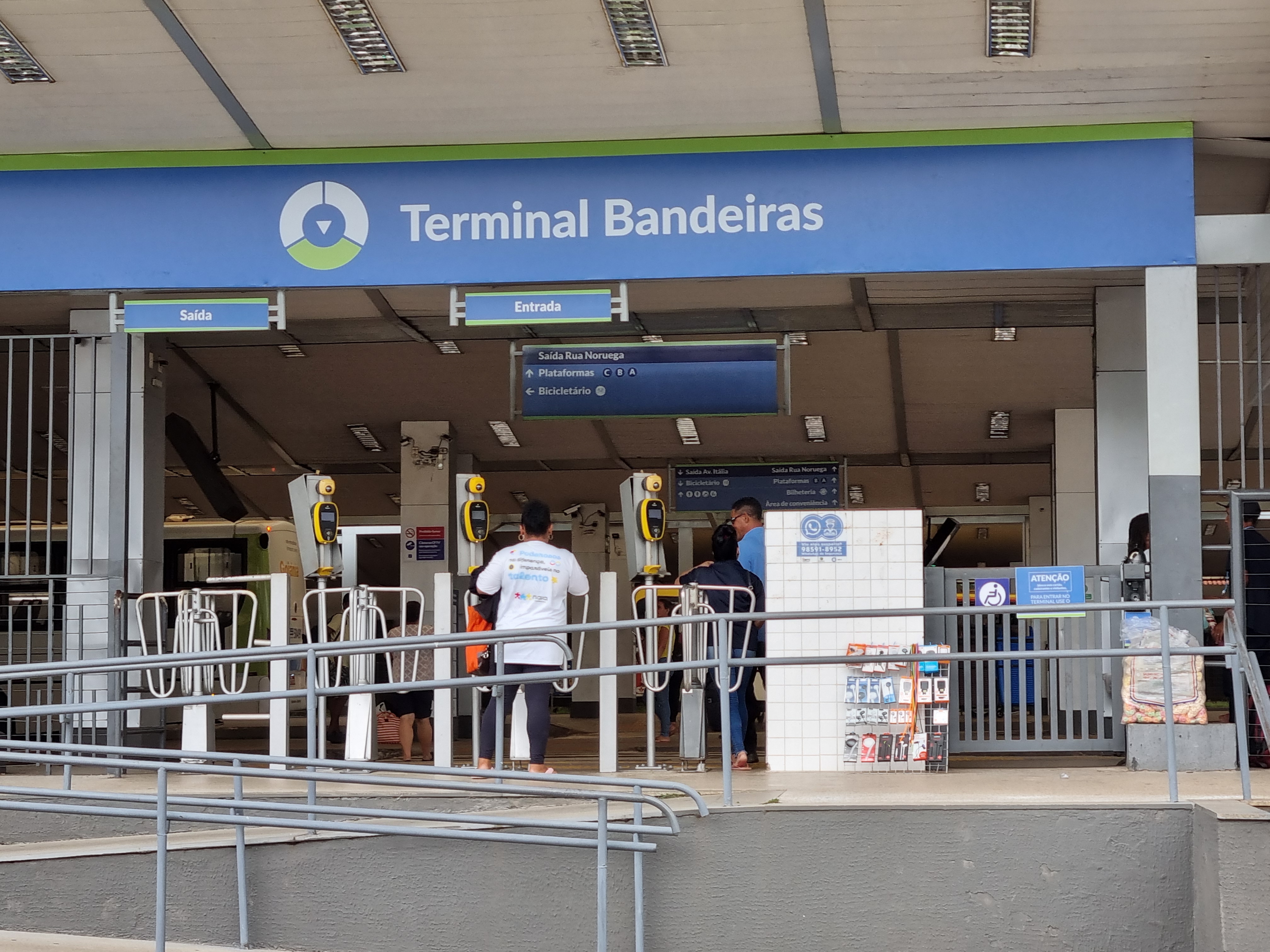 Front entrance of Terminal Bandeiras in Jardim Europa, Goiânia, January 16, 2025