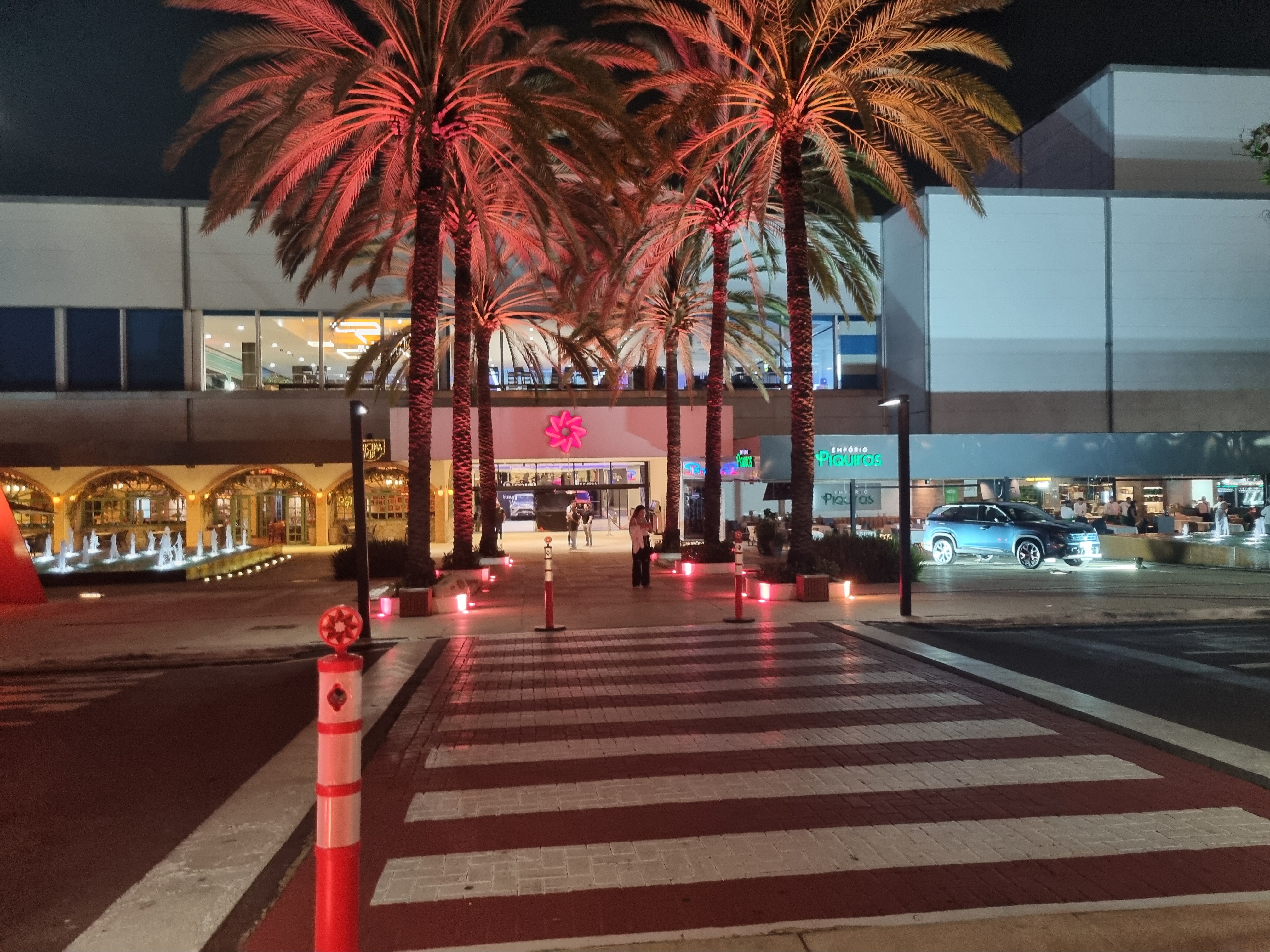 Estacionamento do Flamboyant Shopping Center à noite, Jardim Goiás, Goiânia, 8 de outubro de 2025