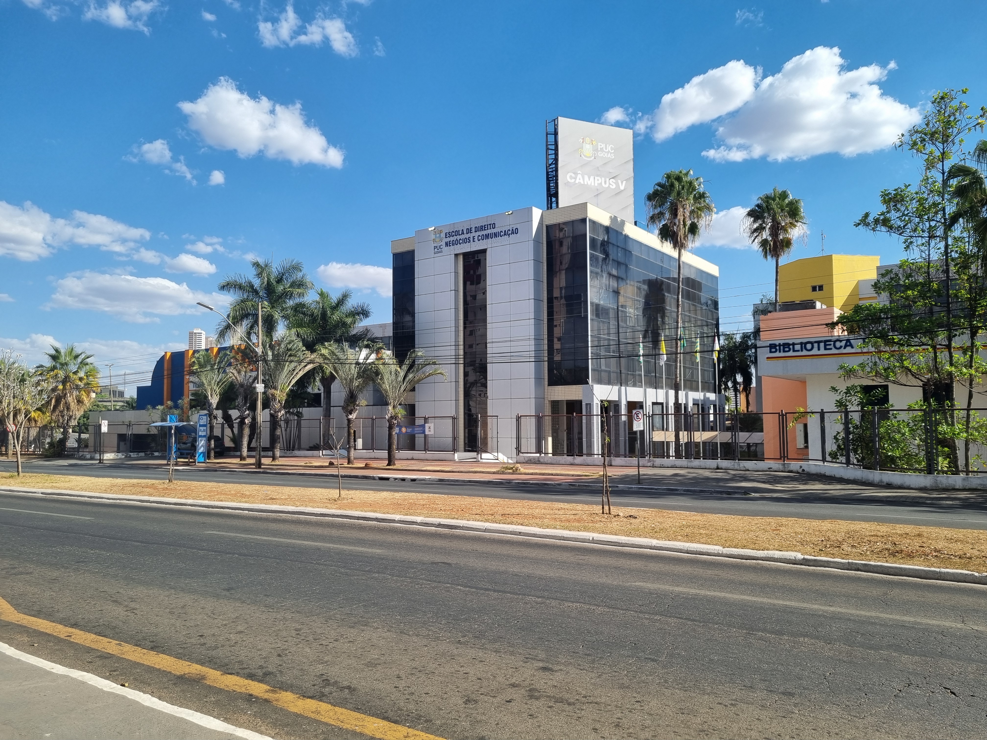 Vista frontal do Campus V da PUC-GO, Jardim Goiás, Goiânia, em setembro de 2025