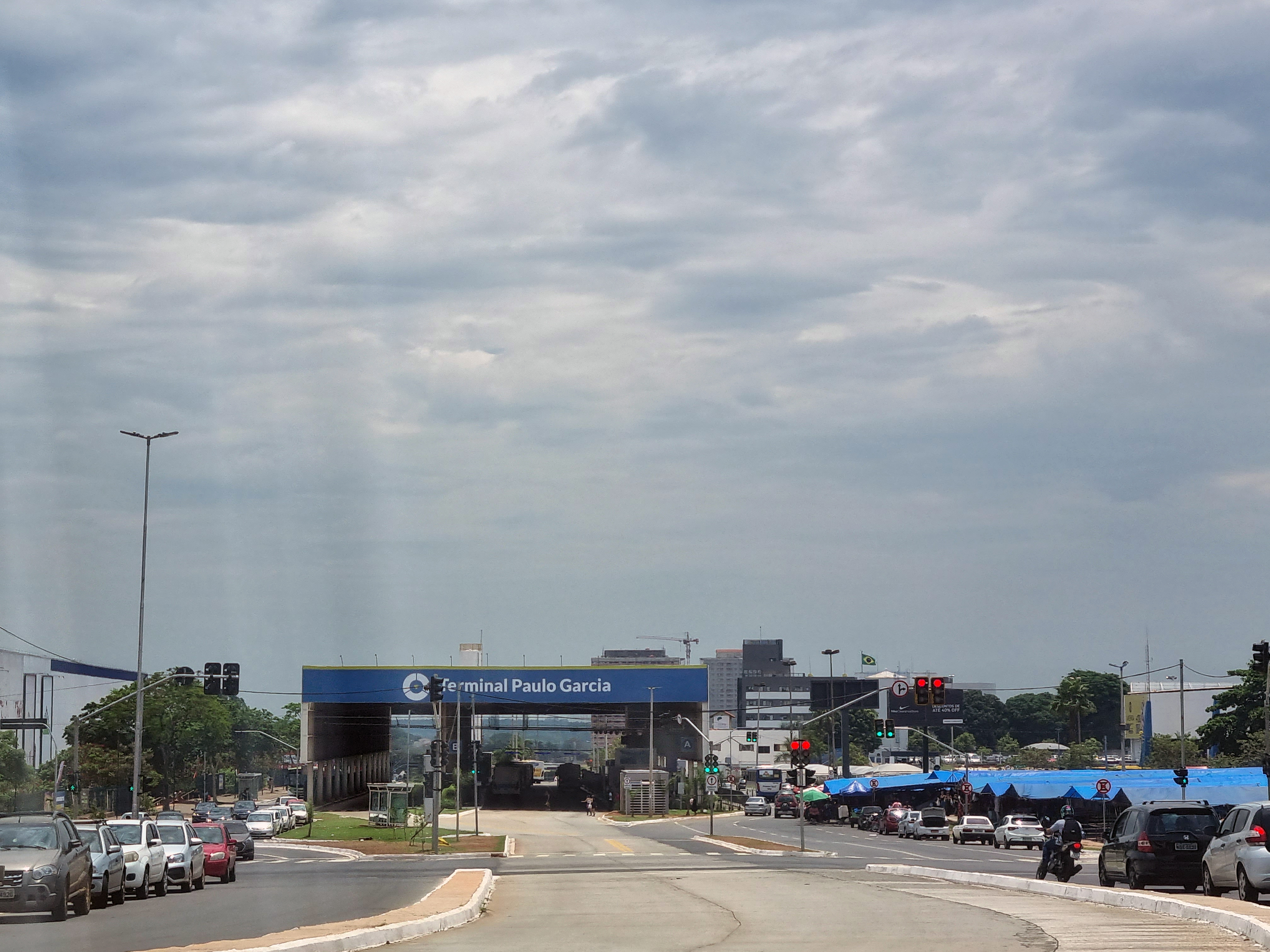 Avenida Goiás nos arredores do Terminal Paulo Garcia, Goiânia, 13 de outubro de 2023