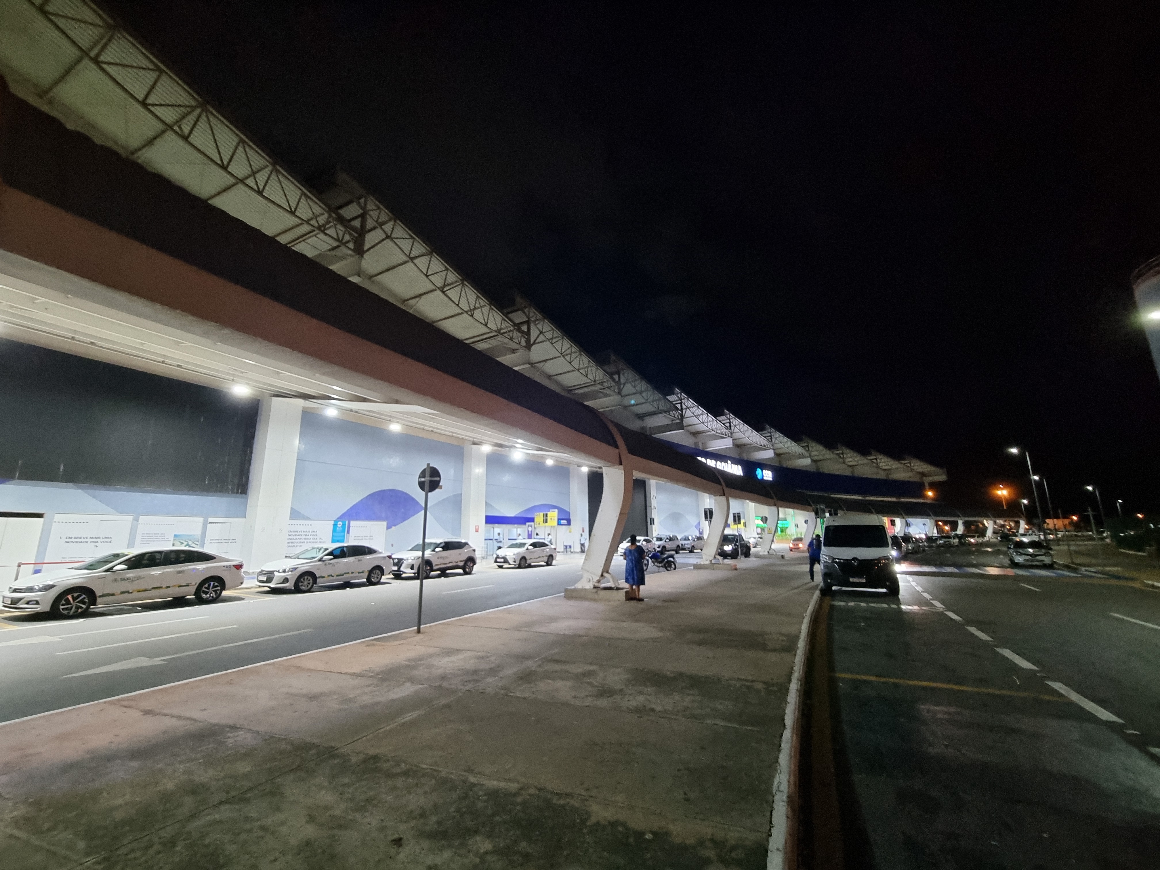 Aeroporto Internacional Santa Genoveva à noite, Goiânia, em abril de 2025