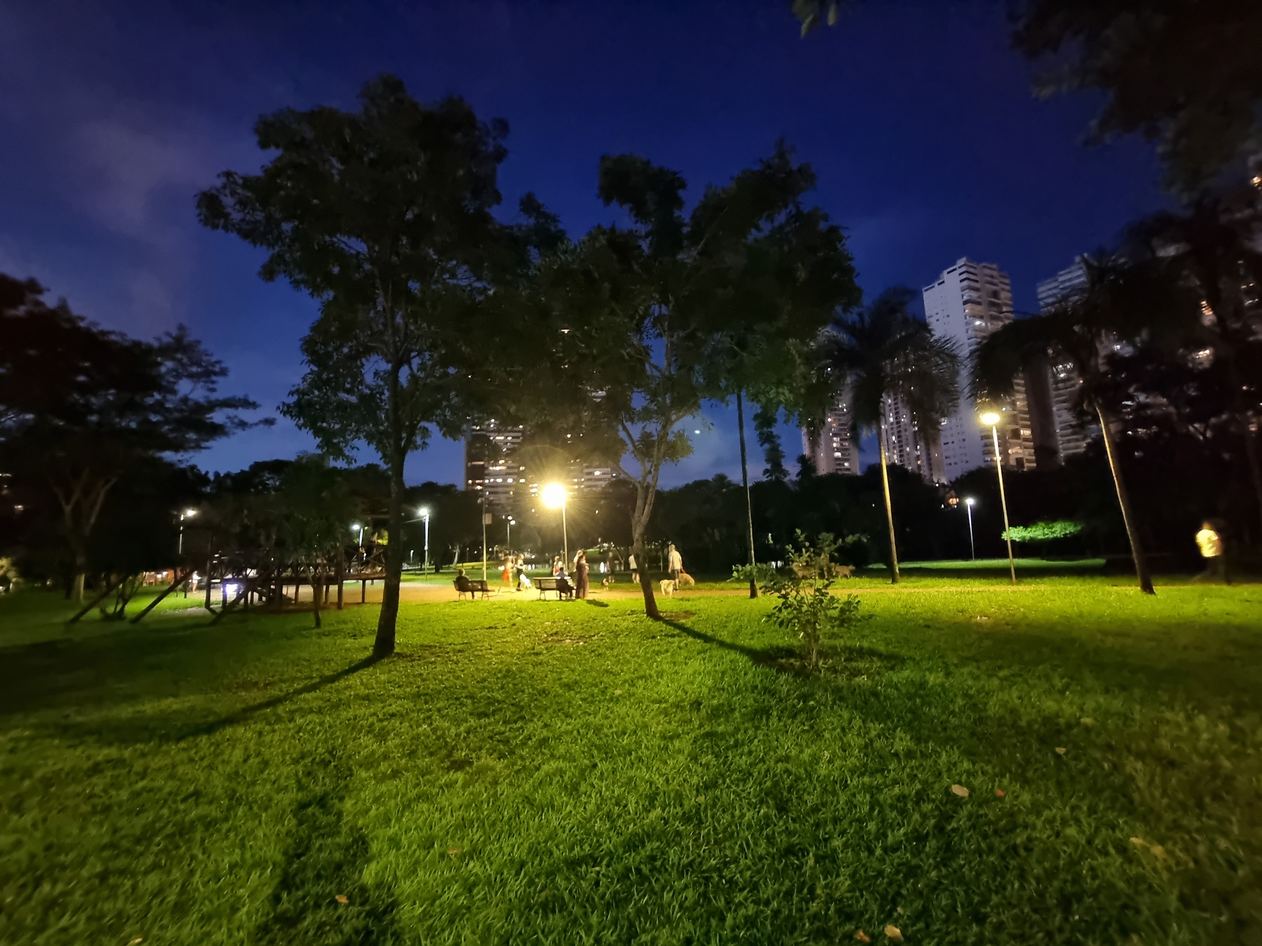 Parque Flamboyant at night in Jardim Goiás, Goiânia, April 25, 2025
