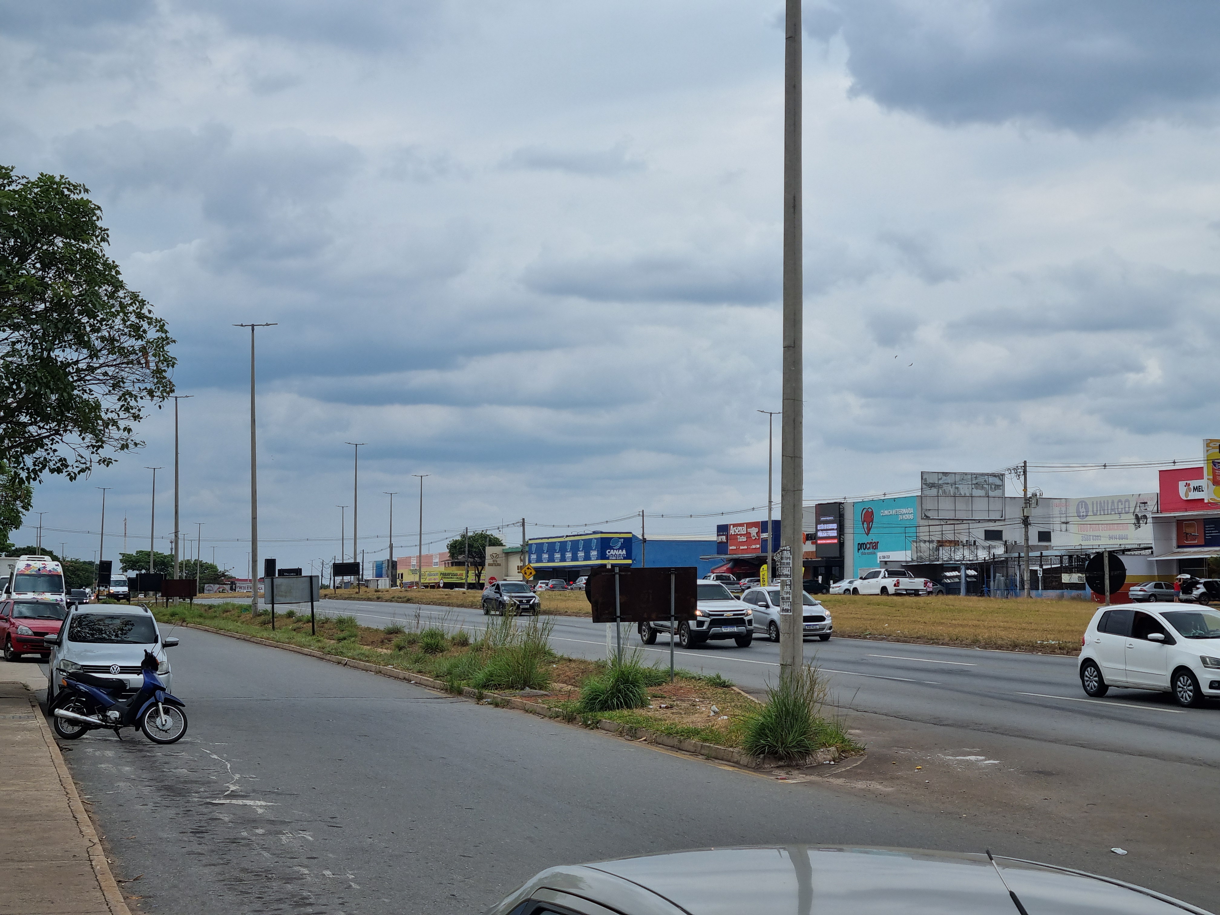 View of GO-040 from Avenida Água Limpa, Andreia, Goiânia, October 31, 2025