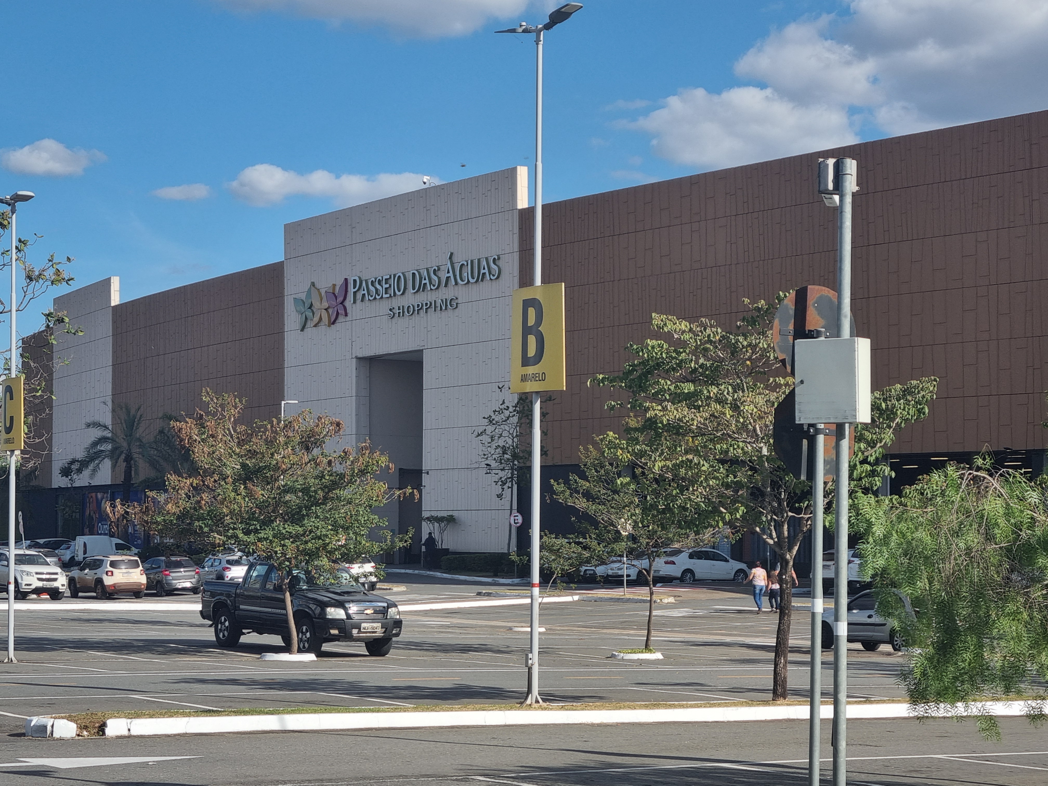 Parking area at Passeio das Águas Shopping in Goiânia, May 2025
