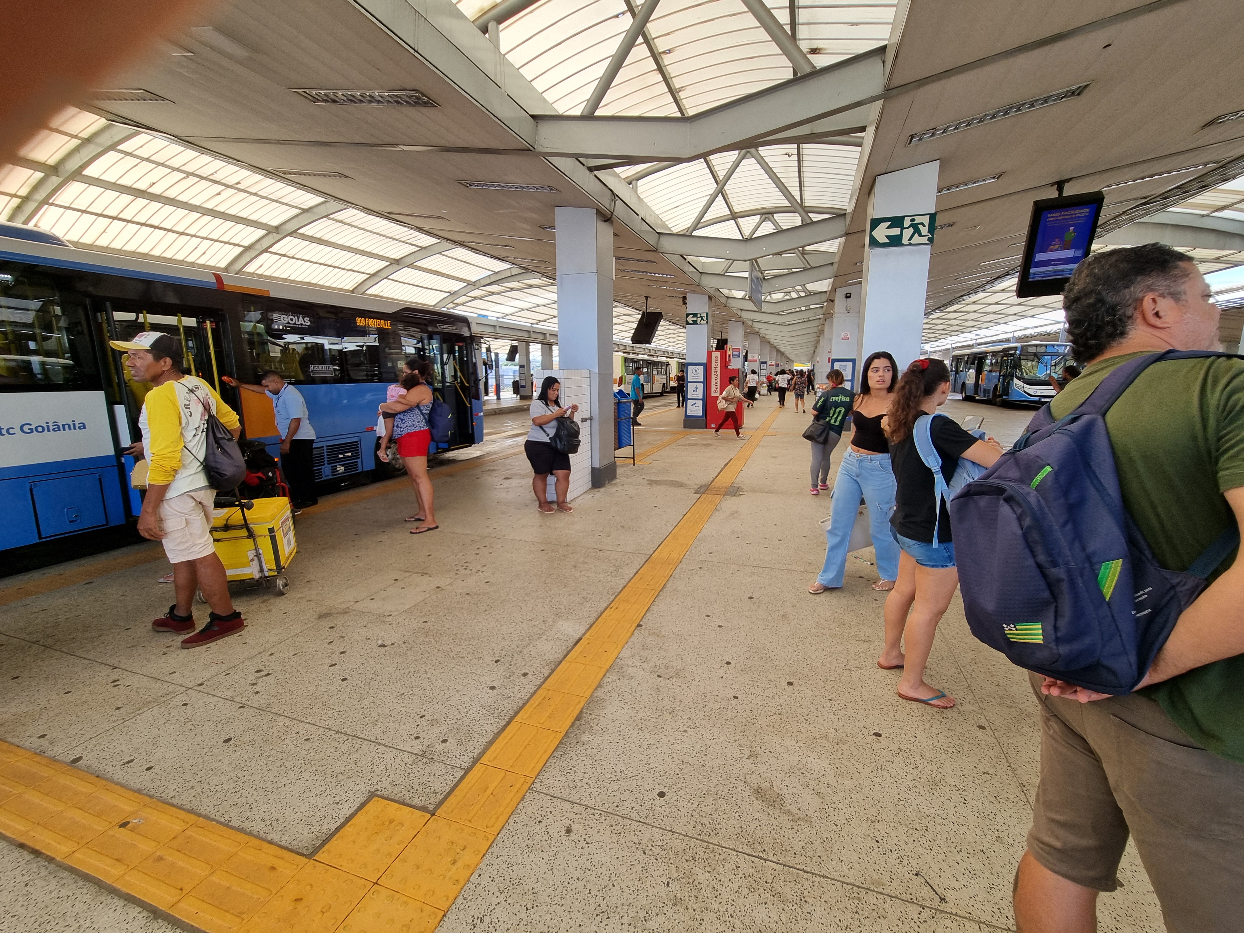 Vista interna do Terminal Bandeiras, Jardim Europa, Goiânia, em abril de 2025