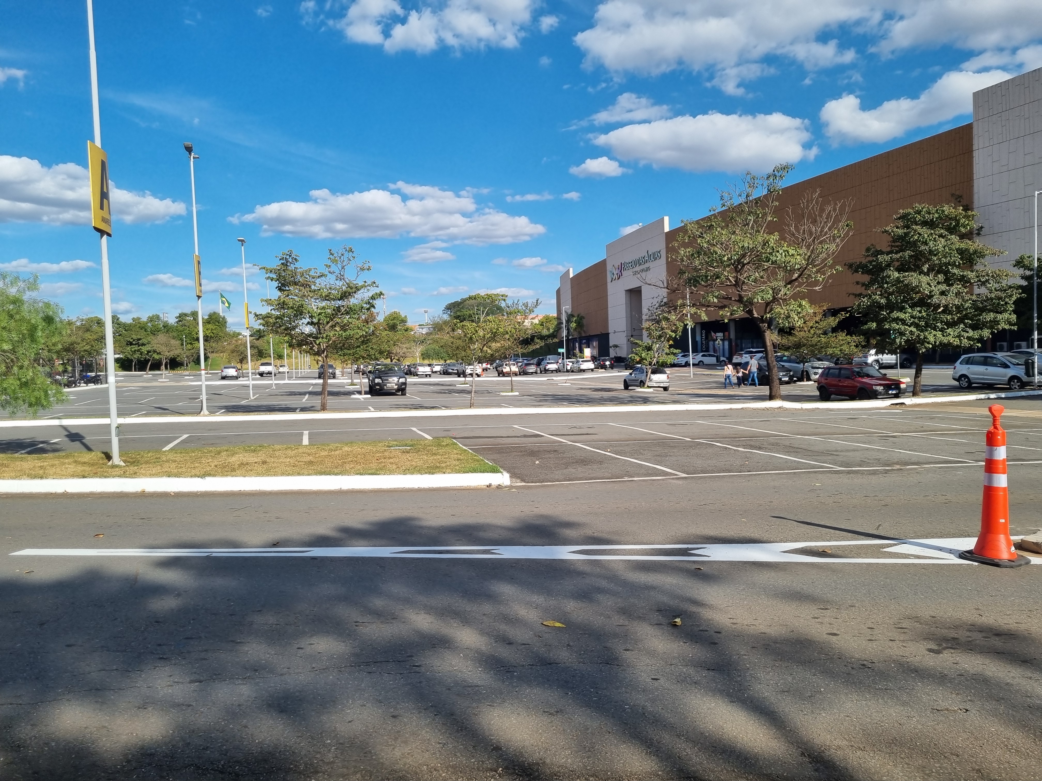 Estacionamento do Passeio das Águas Shopping, em Goiânia, em maio de 2025
