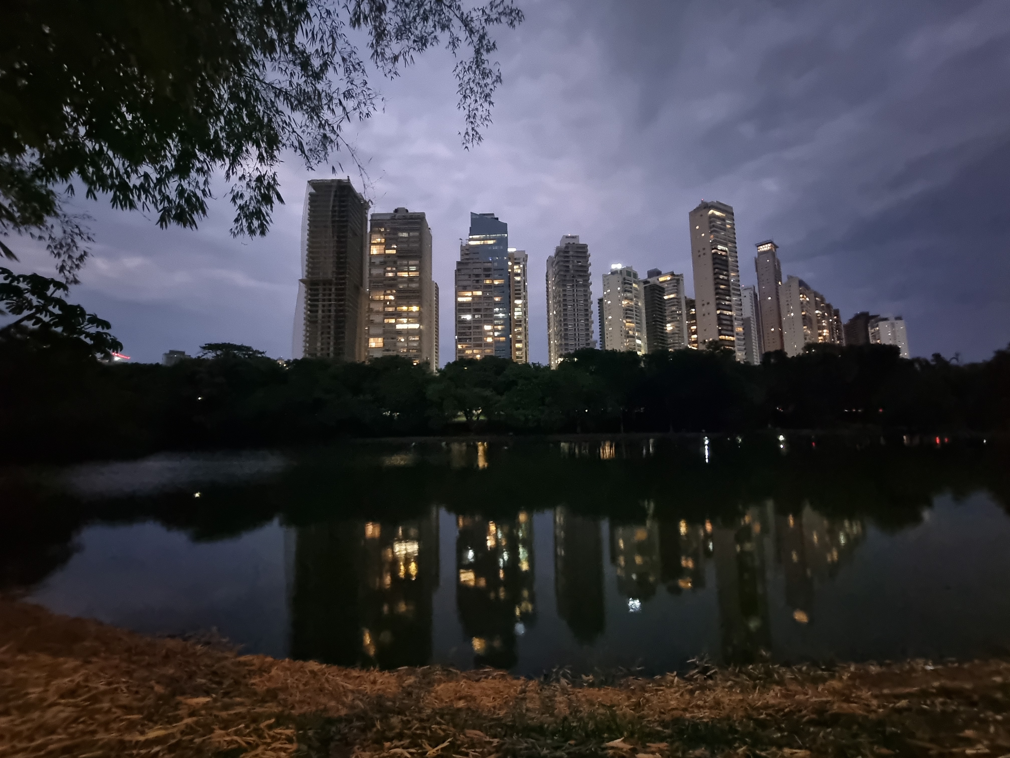 Parque Areião no início da noite, Goiânia, 30 de outubro de 2025