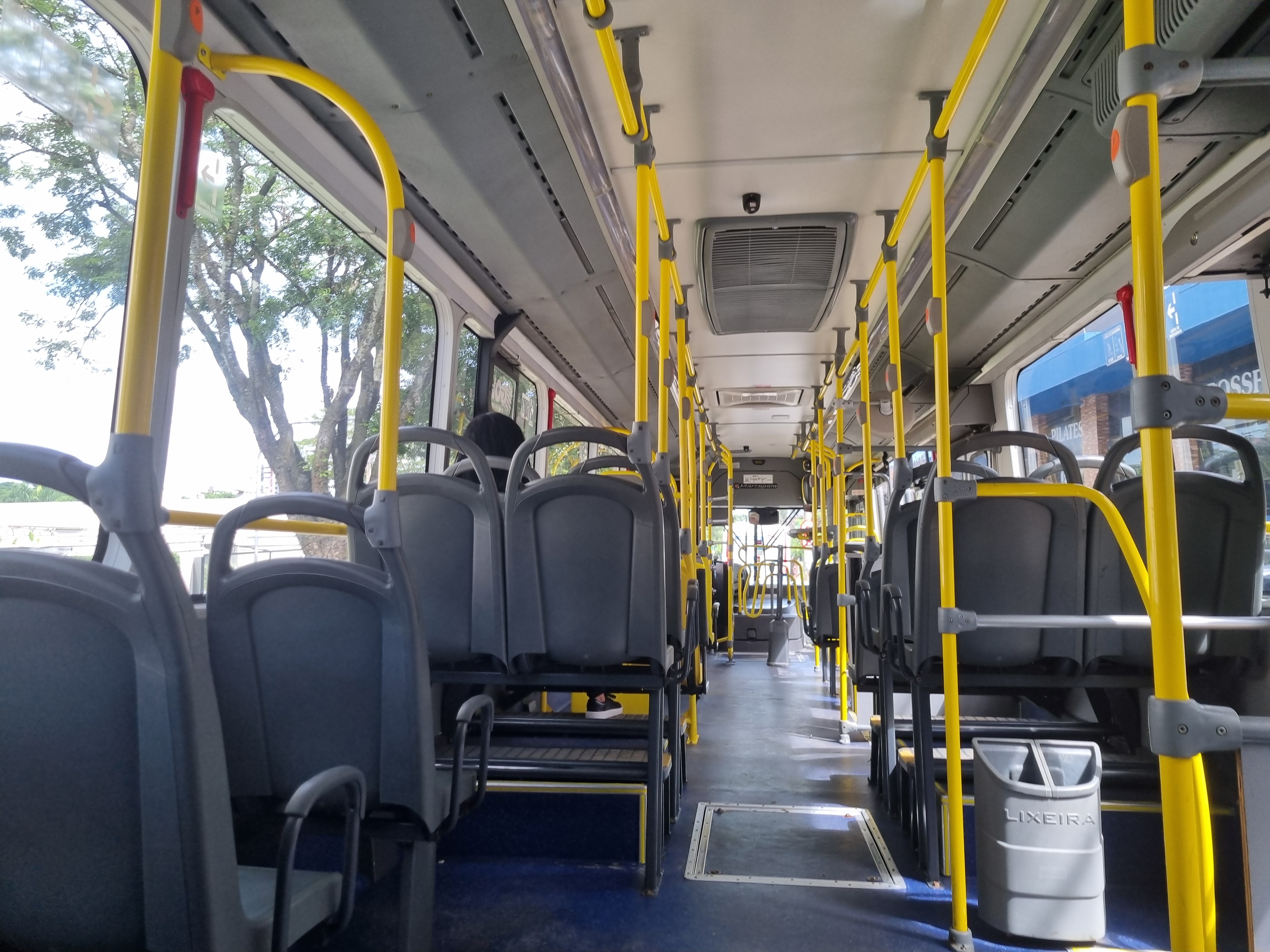 Interior de ônibus coletivo 325 na Avenida E, Jardim Goiás, Goiânia, em janeiro de 2026