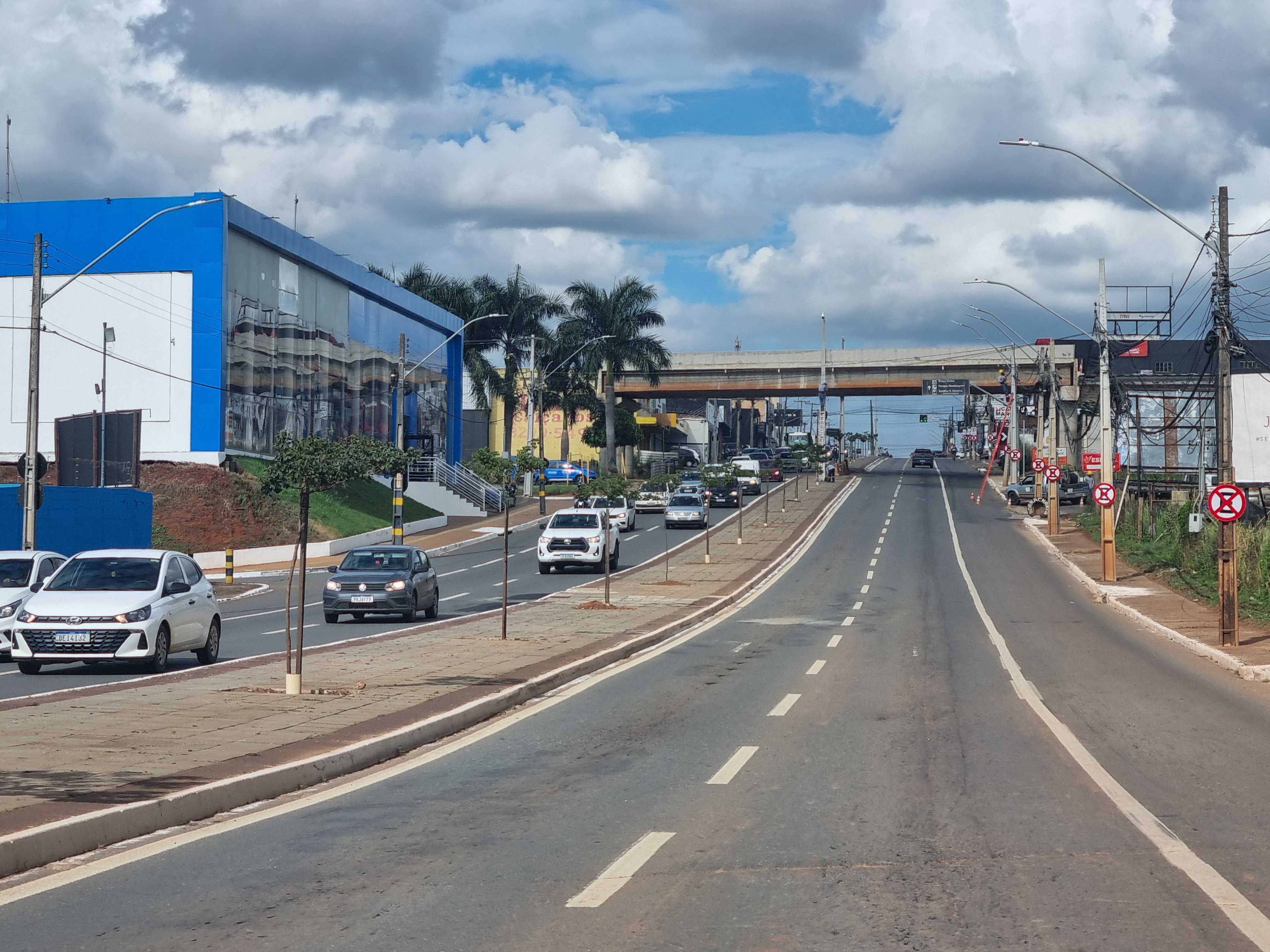 Avenida Castelo Branco no bairro São Francisco, Goiânia, em abril de 2025