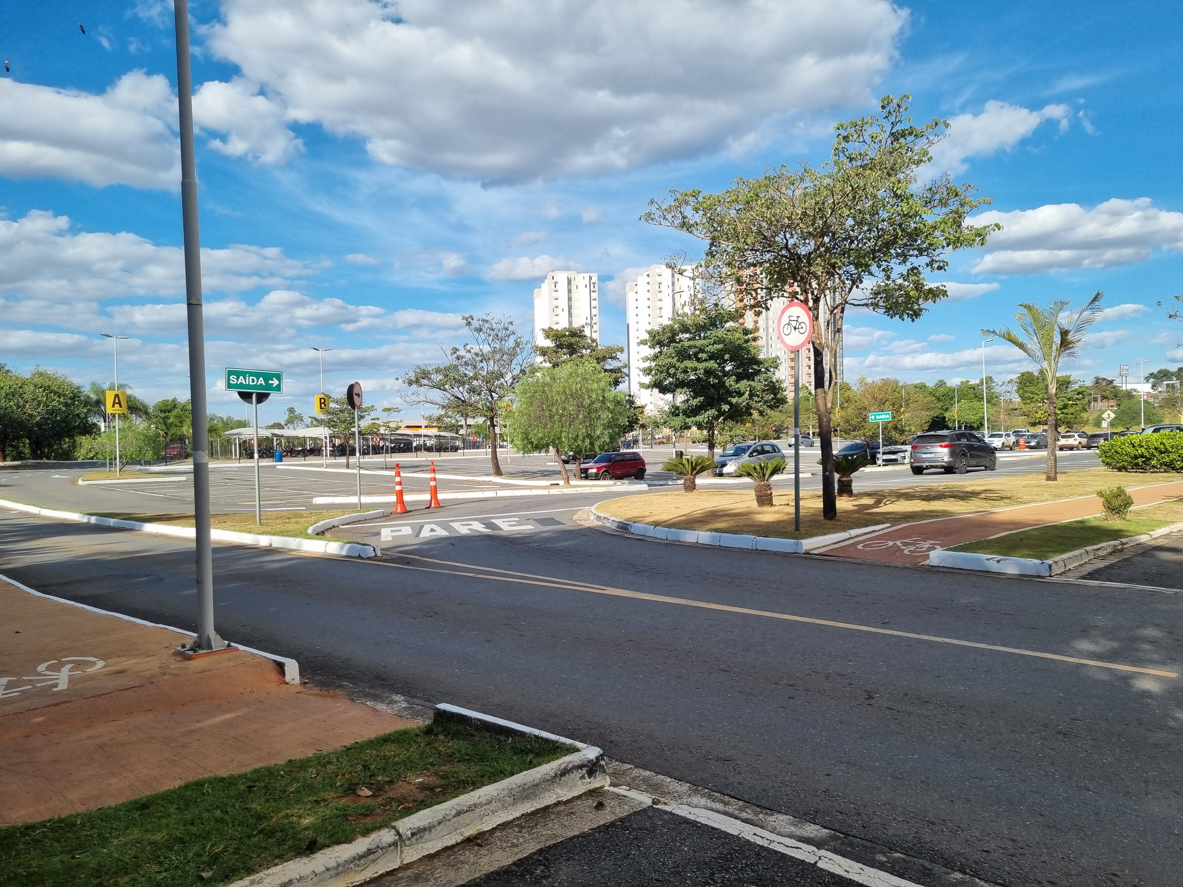 Estacionamento do Passeio das Águas Shopping, em Goiânia, em maio de 2025