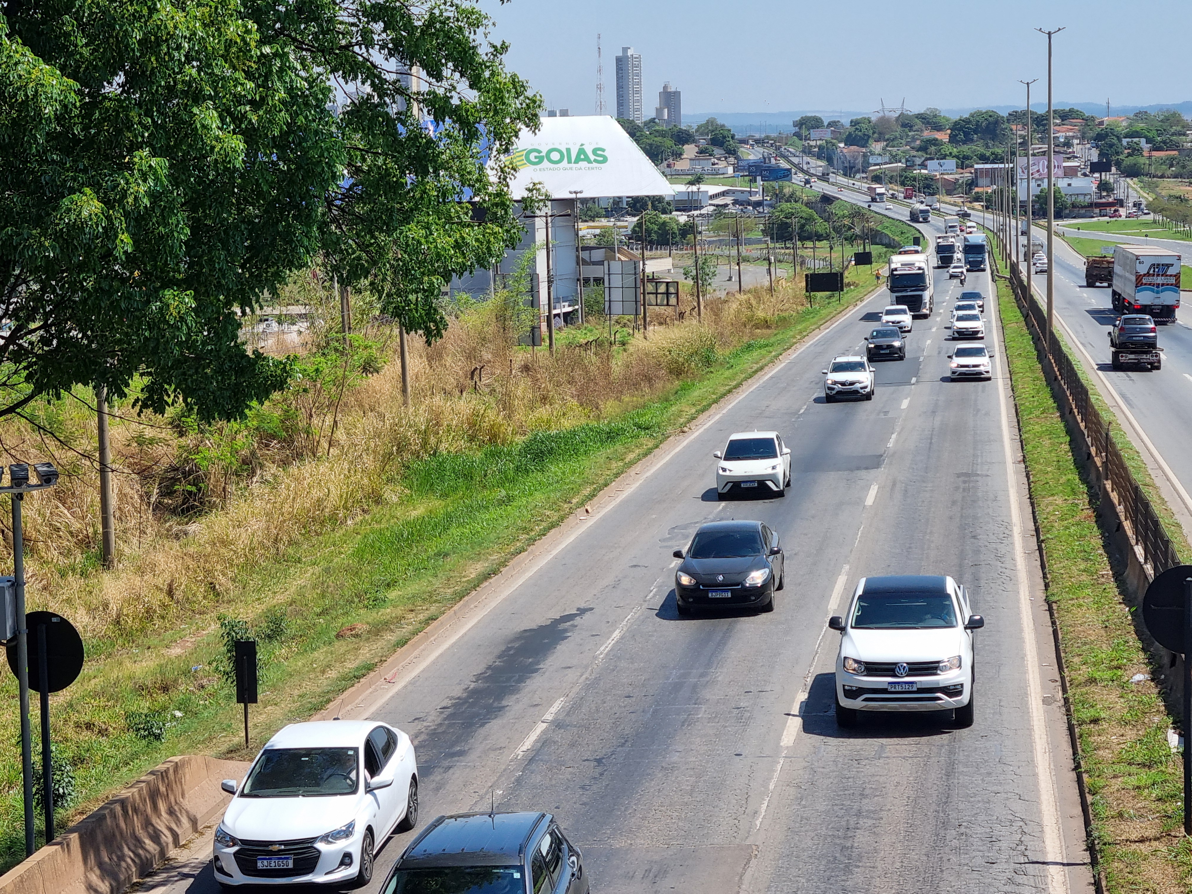 Vista da BR-153 a partir de passarela no Jardim Goiás, Goiânia, em outubro de 2025