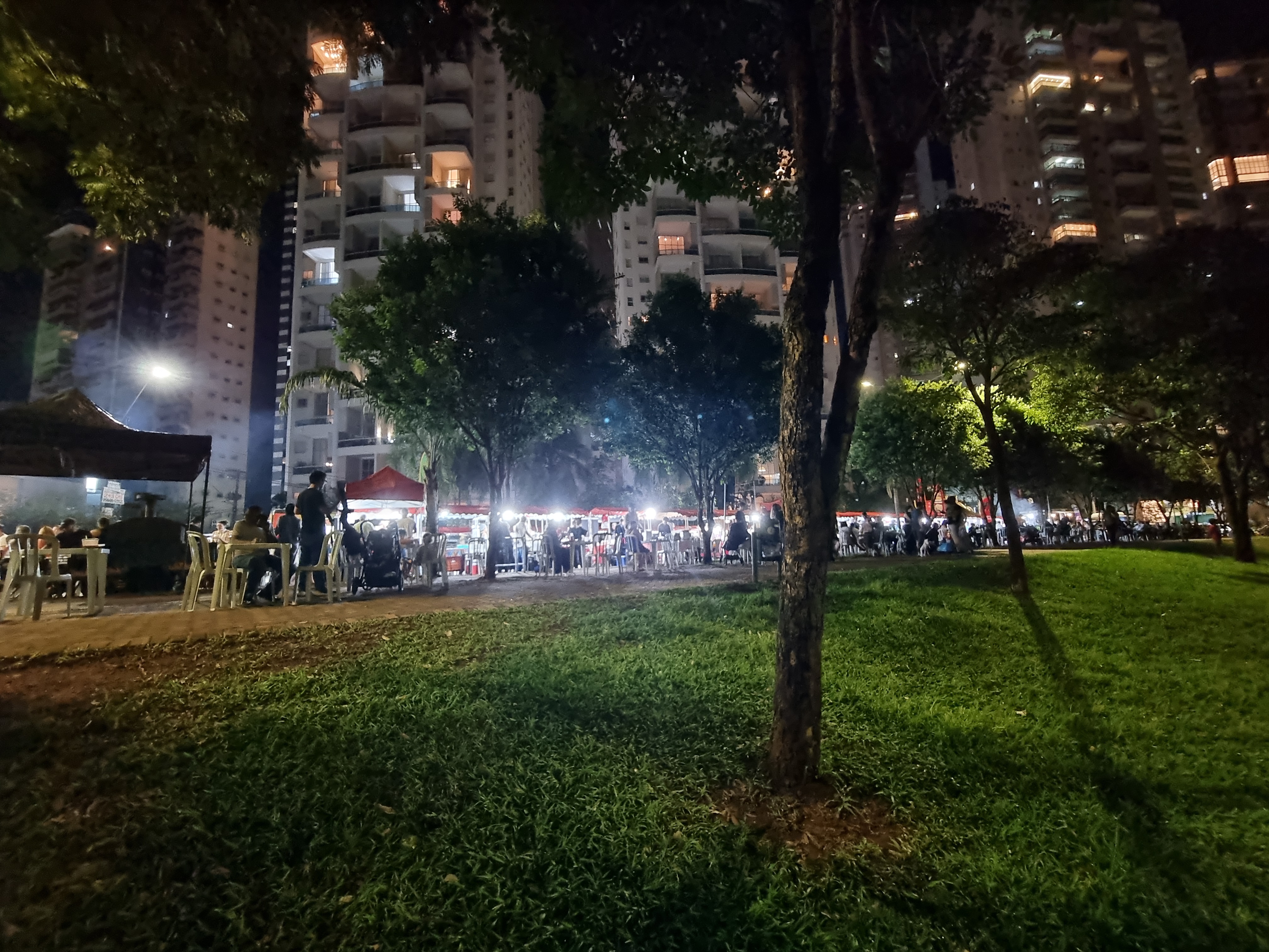 Night fair at Parque Flamboyant in Jardim Goiás, Goiânia, April 25, 2025