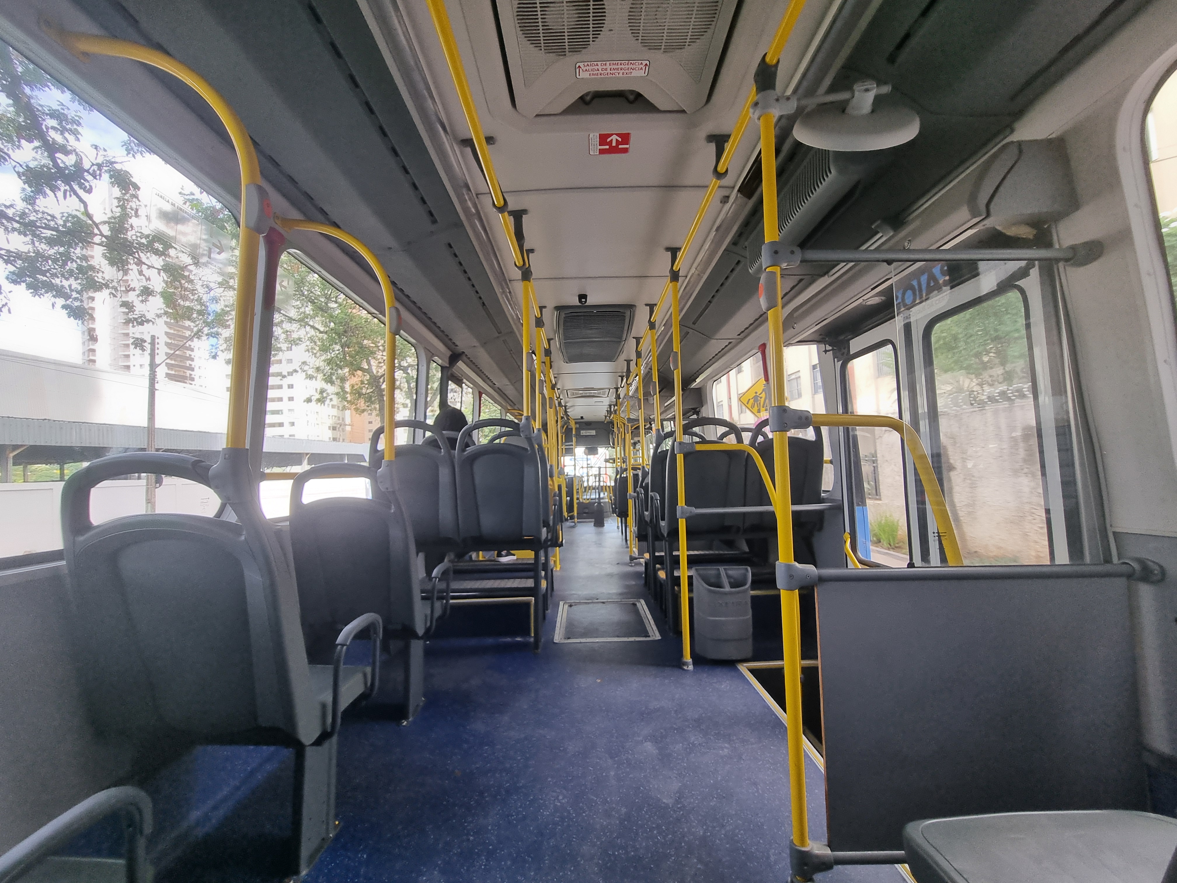 Interior of city bus 325 on Avenida E, Jardim Goiás, Goiânia, January 2026