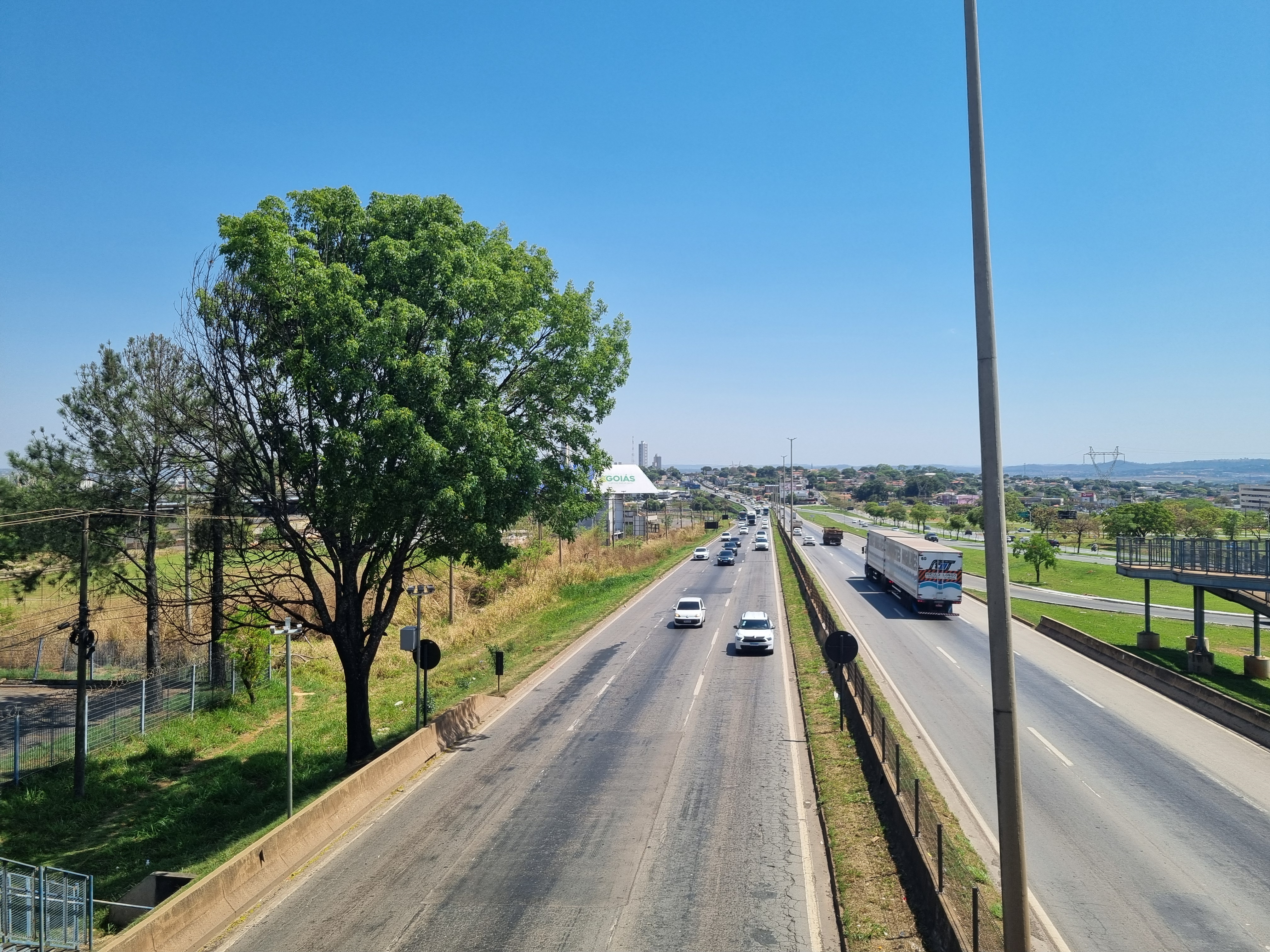 View of BR-153 from a footbridge in Jardim Goiás, Goiânia, October 2025