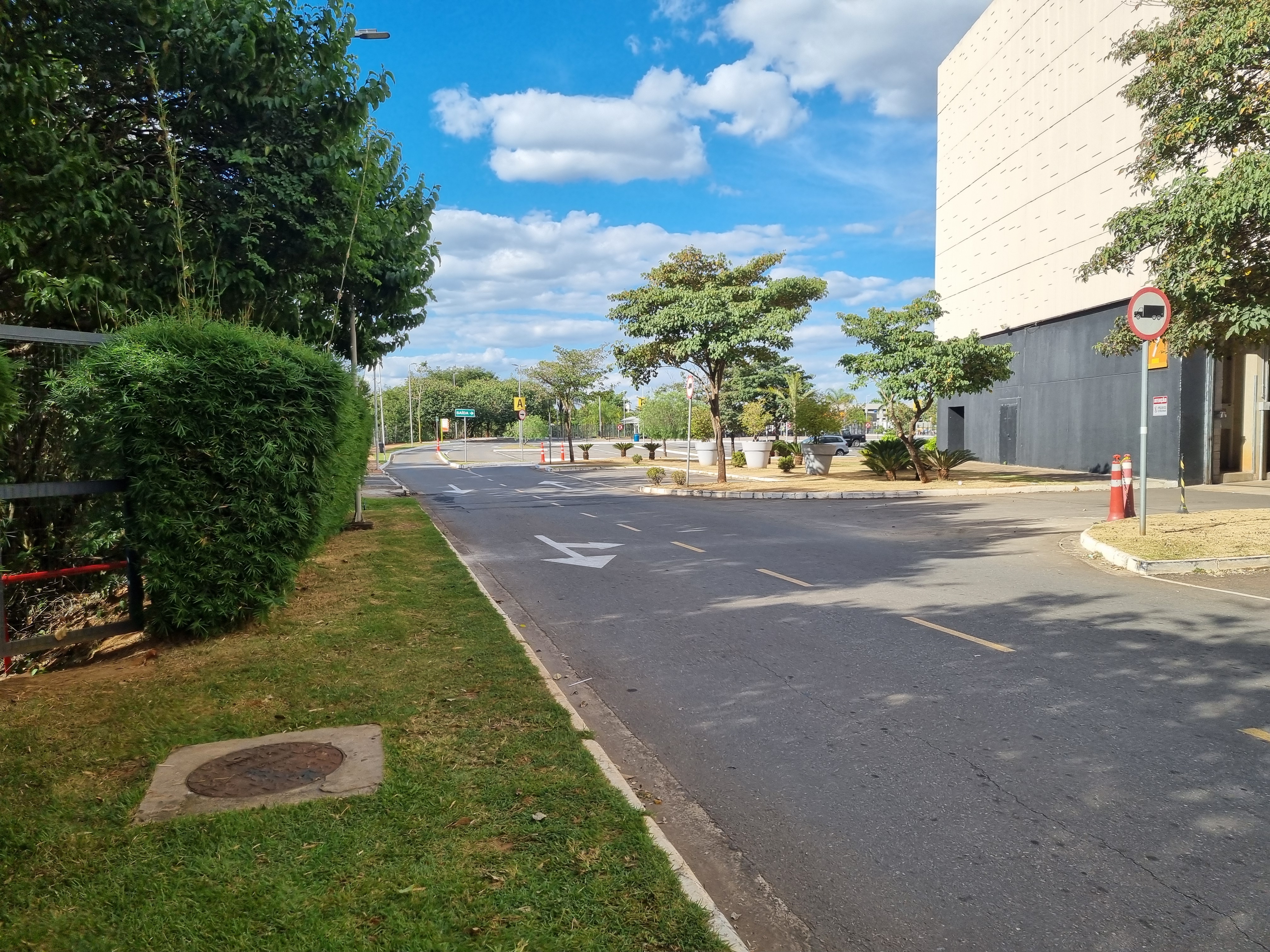 Parking area at Passeio das Águas Shopping, Goiânia, in May 2025