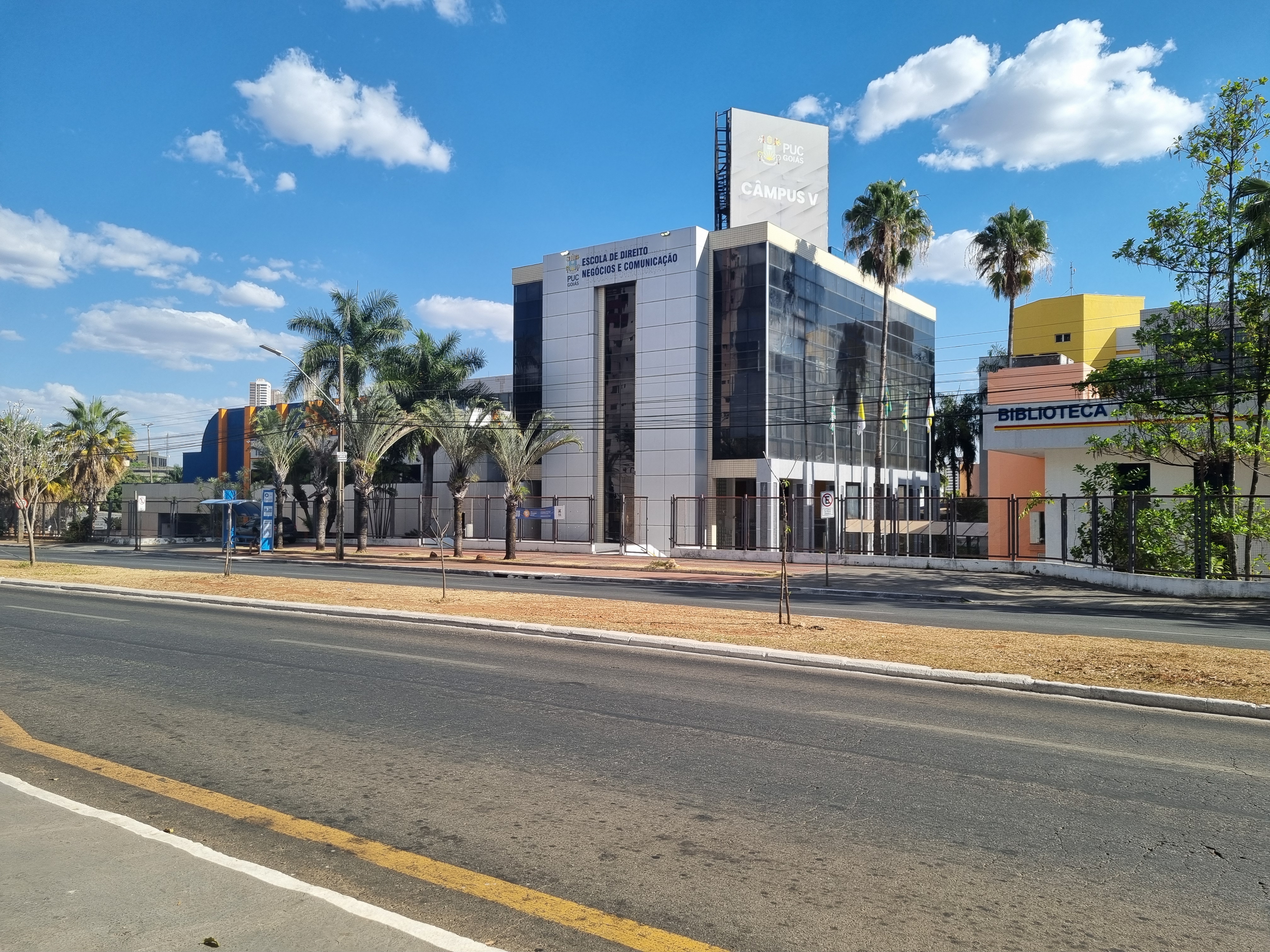 Front view of PUC-GO Campus V in Jardim Goiás, Goiânia, on September 5, 2025
