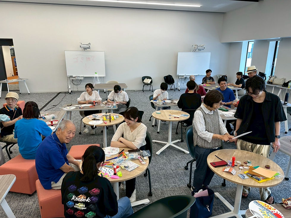 うちわづくり体験会のようす