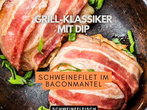 Saftiges Schweinefilet im knusprigen Baconmantel, serviert mit cremigem Kartoffelstampf & einem würzigen Senf-Honig-Dip auf einem rustikalen Holzbrett
