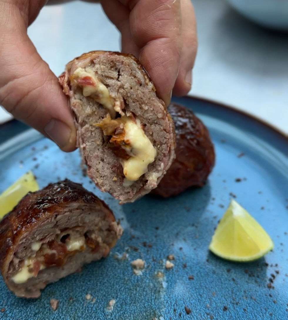 Moinkballs mit flüssigem Käse Bacon ummantelt
