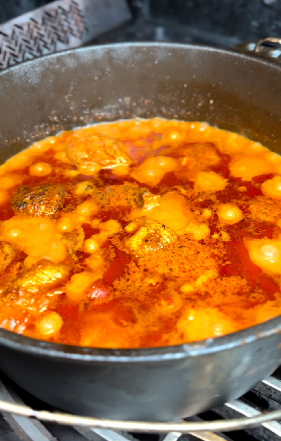 Saftiges Paprika-Hähnchen in cremiger Tomaten-Kräuter-Soße aus dem Dutch Oven – perfekt geschmort auf dem Grill