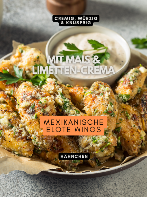 Knusprige Chicken Wings mit cremigem Elote-Topping aus gegrilltem Mais, gewürzt mit Chili & Limette. Serviert mit Limetten-Crema & Cotija-Käse auf einer rustikalen BBQ-Platte.