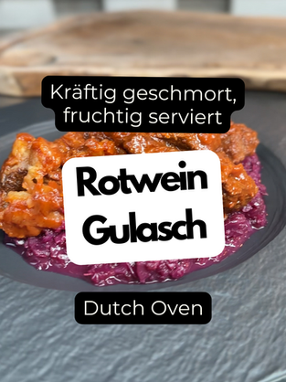 Fruchtiges Gulasch mit Rotwein auf Apfelrotkohl | King of Grill