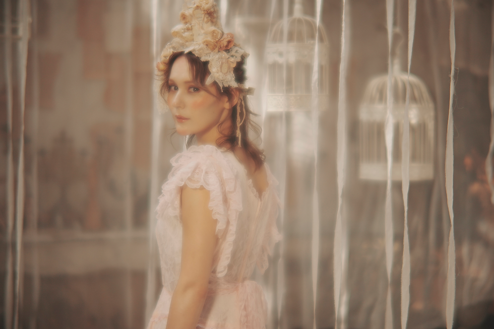 Thumbnail: Woman in pink lace dress with SEPTON 40mm F2 lens bokeh.