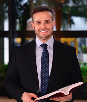 Diego Endrigo, CFP®, sorrindo em pé segurando um livro sobre previdência complementar