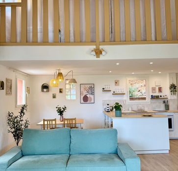 Grand salon avec cuisine, lit et jeux pour enfants, coin repas et vue mer en Corse à Porto Vecchio proche des plages
Casa Anpà Location Porto-Vecchio 