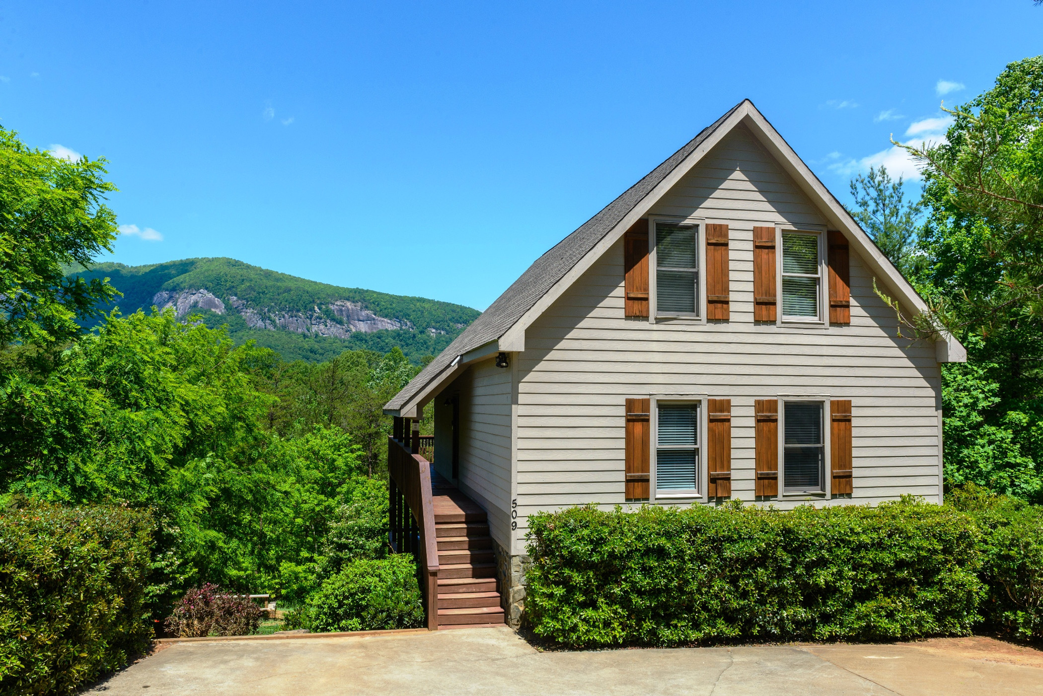 distinctive-mountain-lodging-chimney-rock-village-nc