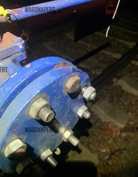 Blaue Rohrverbindung mit sechs Muttern