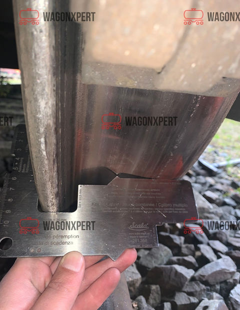 Messung eines Wagens mit einem Messgerät.