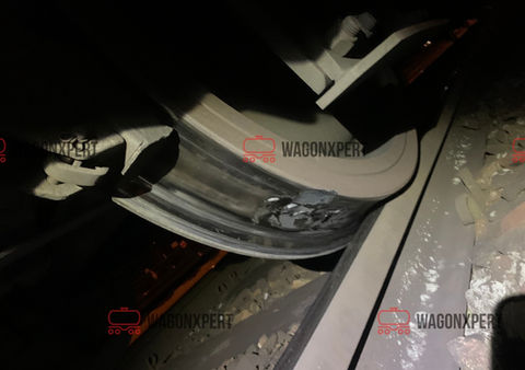 Nahaufnahme eines beschädigten Eisenbahnrads