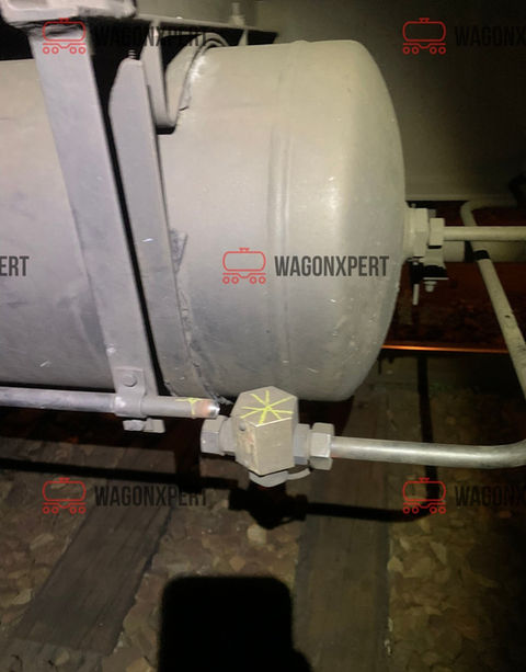 Unterseite eines Waggons mit einer Rohrleitung.