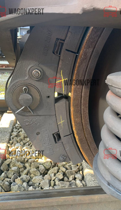 Nahaufnahme eines Zugrades mit Bremsbacken