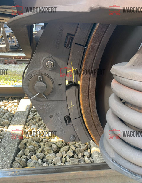 Nahaufnahme eines Zugrades mit Bremsbacken